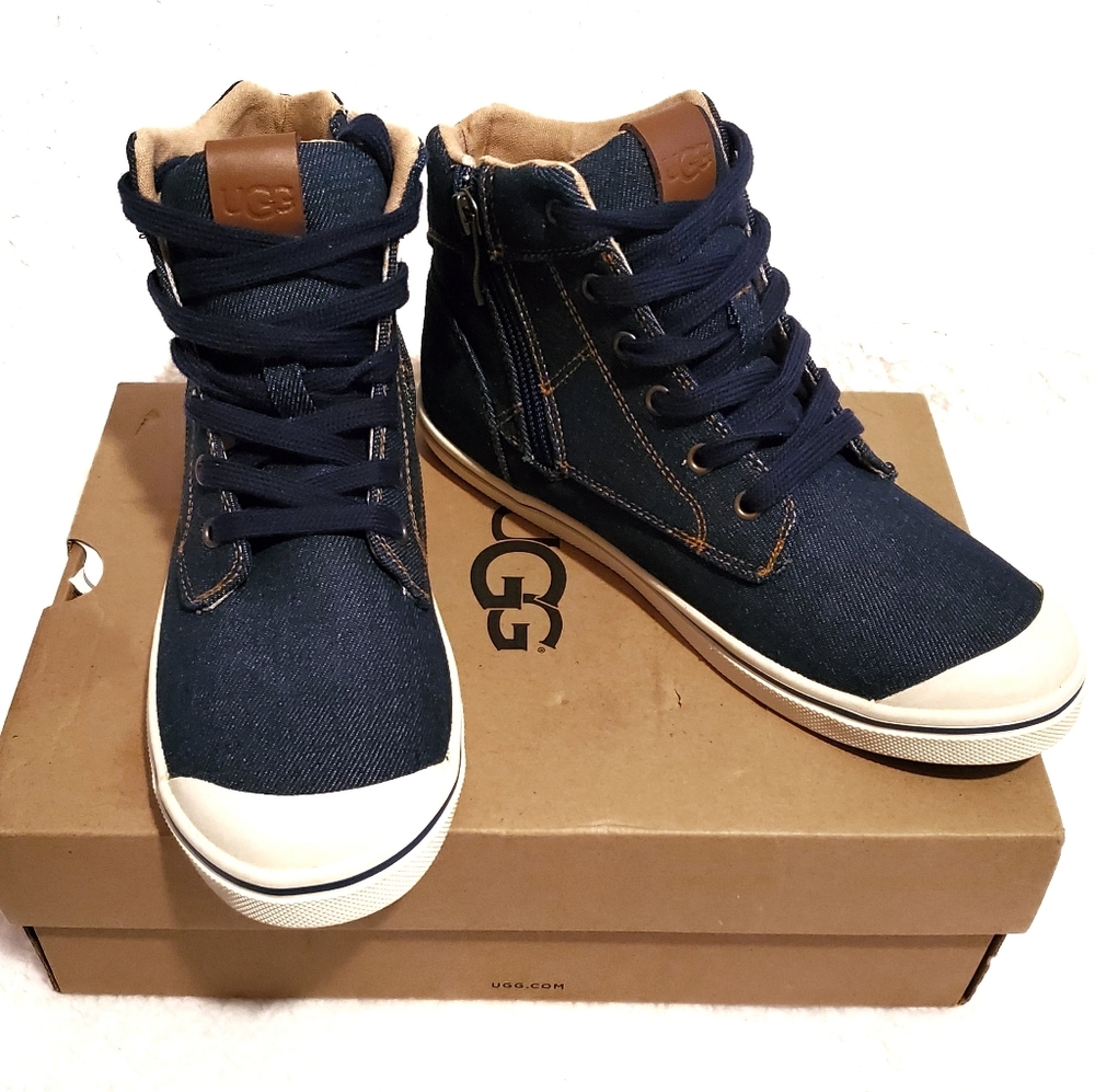 NIB UGG K Damian size 5